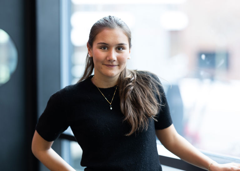 En person med armene i kors