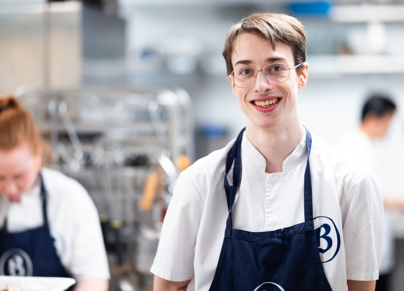 Foto: JCP PRAD. Justin er tidligere elev ved Etterstad videregående, og er nå kjøkkensjef på Bakkekroen. en person som bruker briller