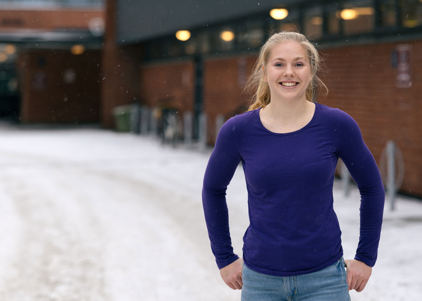 en person i blå skjorte