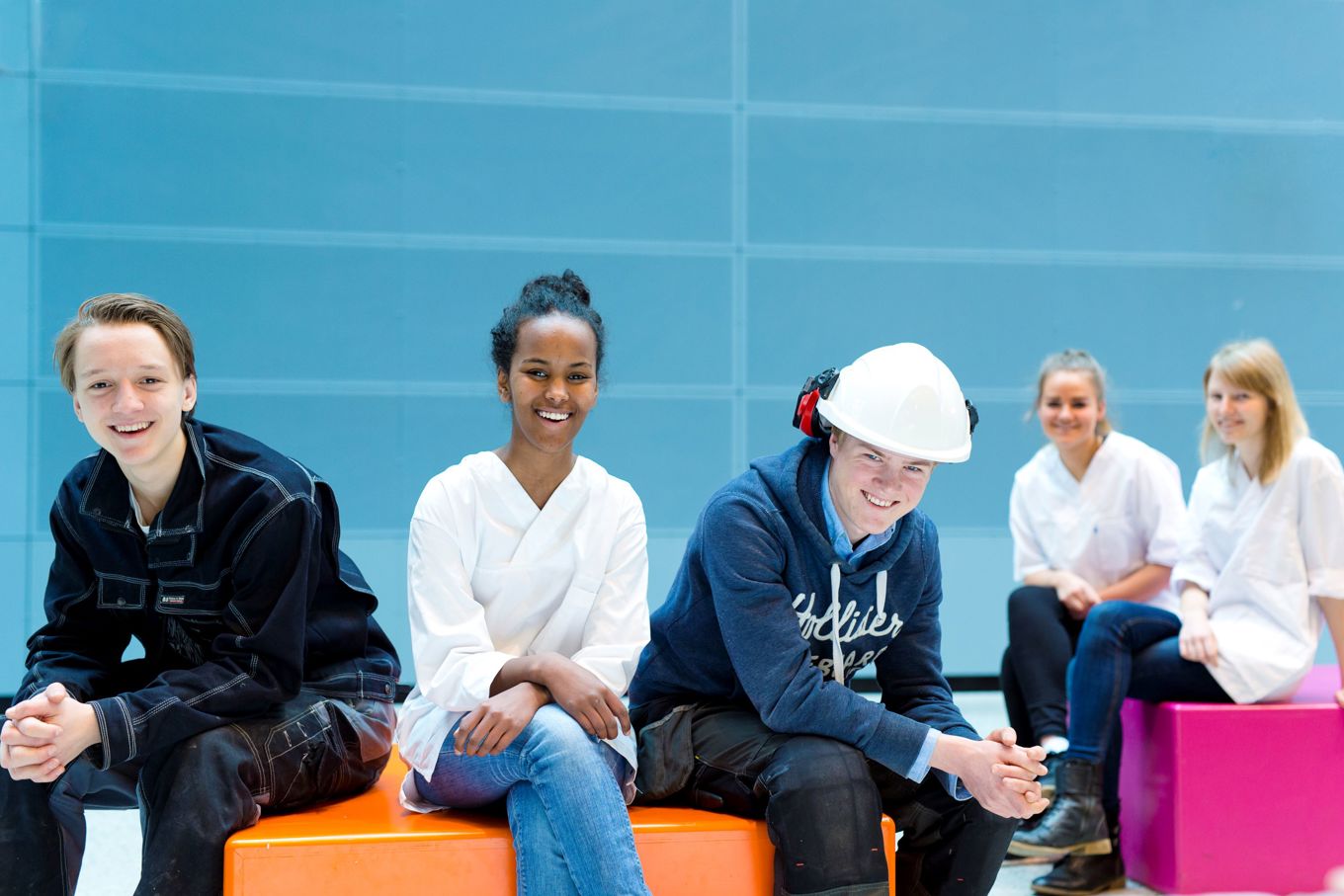 en gruppe personr som sitter på stoler