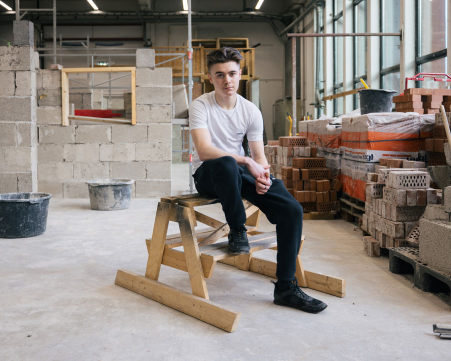 en person som sitter på en trestol